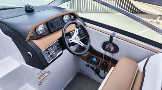 Four Winns V255 usata in vendita