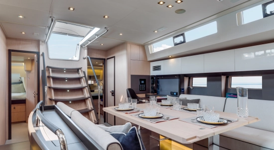 Beneteau Oceanis Yacht 62 usado à venda