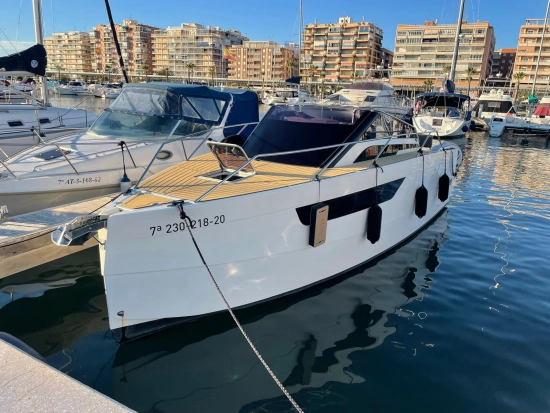 Nuva Yachts M8 Cabin preowned for sale