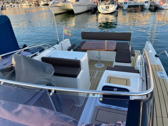 Nuva Yachts M8 Cabin preowned for sale