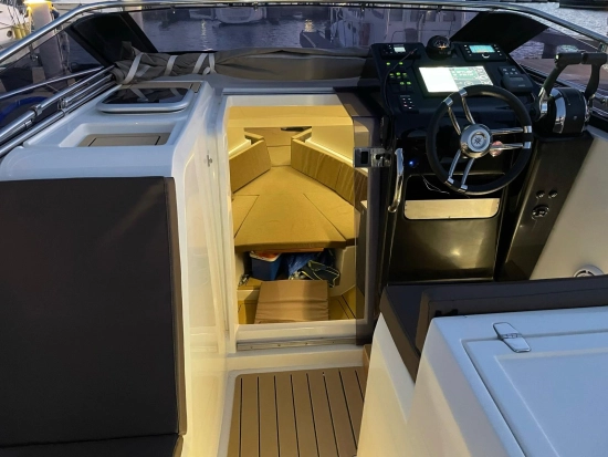 Nuva Yachts M8 Cabin gebraucht zum verkauf