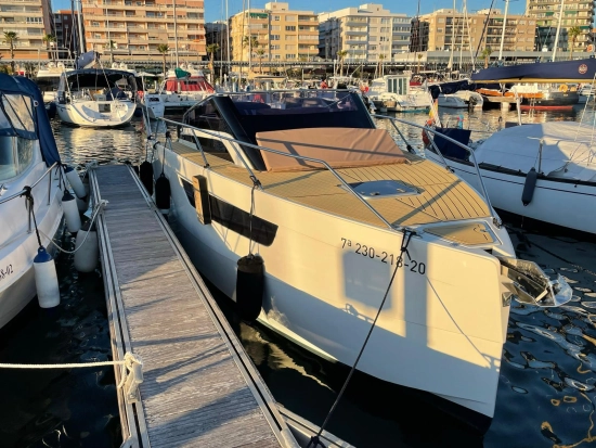 Nuva Yachts M8 Cabin usado à venda