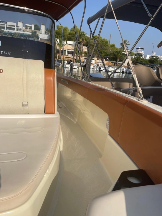 Invictus Yacht 270 usado à venda