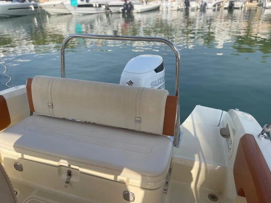 Invictus Yacht 270 usado à venda