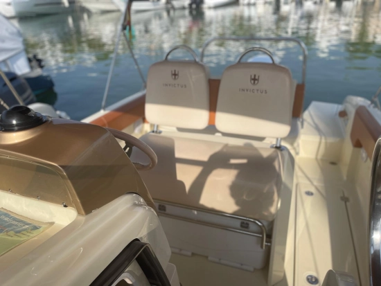 Invictus Yacht 270 usado à venda