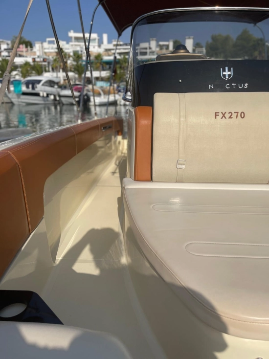 Invictus Yacht 270 usado à venda