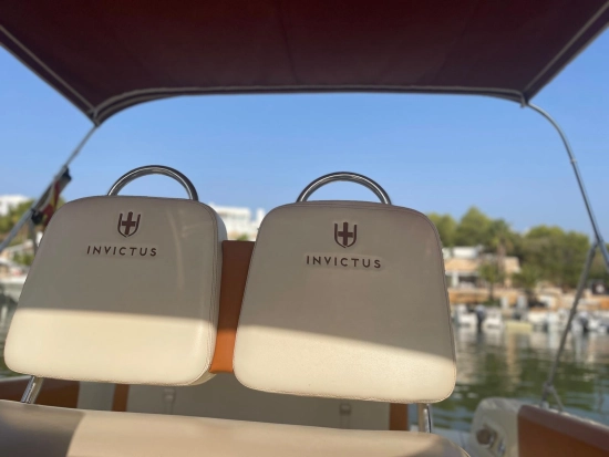 Invictus Yacht 270 usado à venda