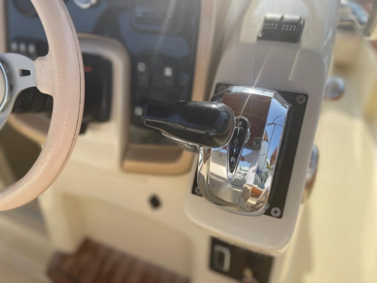 Invictus Yacht 270 usado à venda