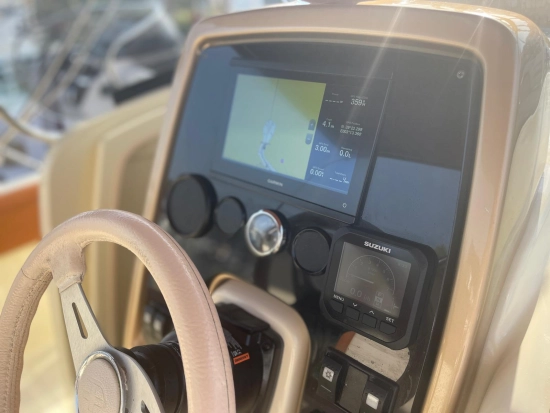 Invictus Yacht 270 usado à venda