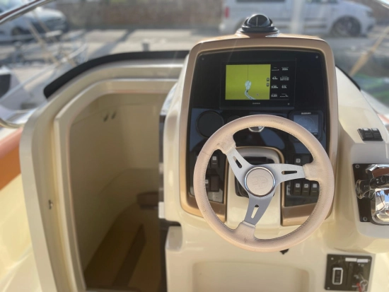 Invictus Yacht 270 usado à venda