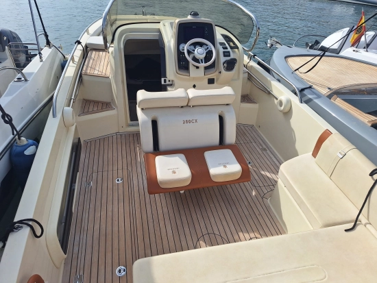 Invictus Yacht 280 Cx usado à venda
