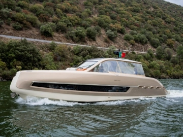 Invictus Yacht TT460 usado à venda