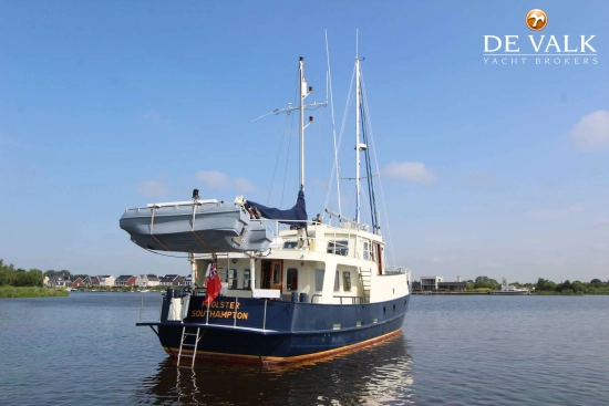 Custom Line Explorer Trawler 1800 usado à venda