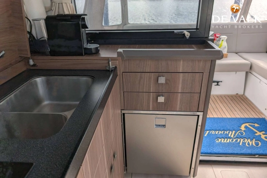 Sealine C330 usado à venda