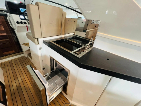Sealine S335 usata in vendita