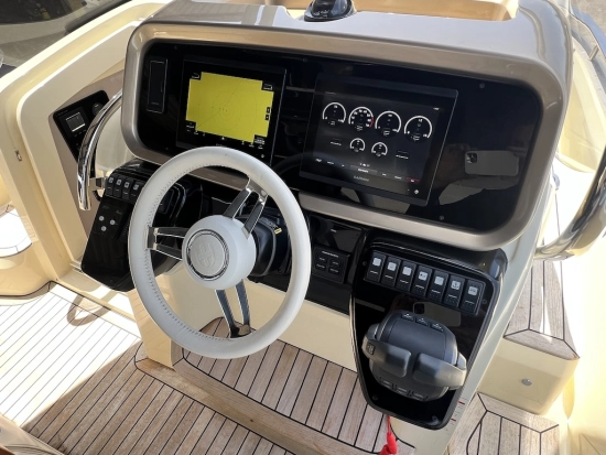 Invictus Yacht GT320 de segunda mano en venta