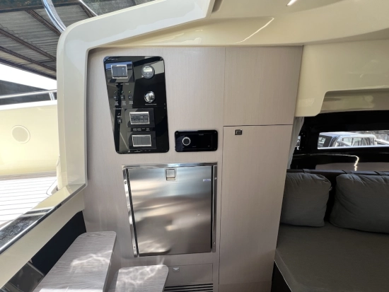Invictus Yacht GT320 de segunda mano en venta