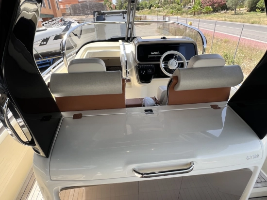 Invictus Yacht GT320 de segunda mano en venta