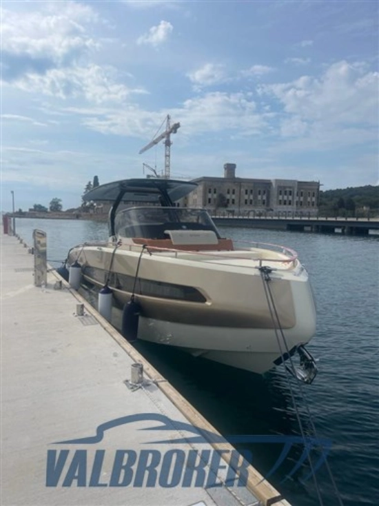 Invictus Yacht GT320 usado à venda
