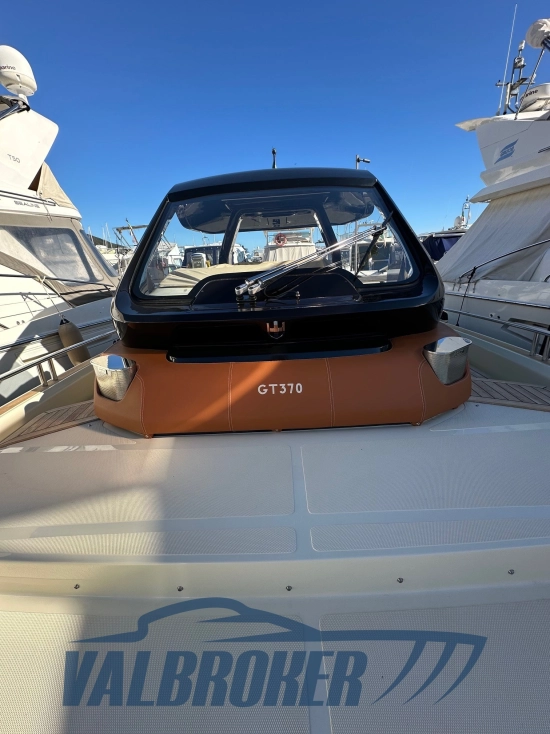Invictus Yacht GT370 de segunda mano en venta