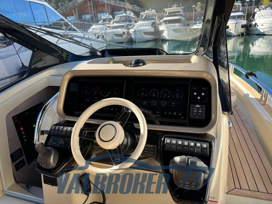Invictus Yacht GT370 de segunda mano en venta