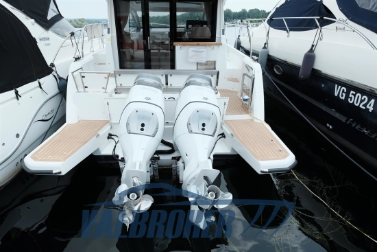 Sealine C335V usado à venda