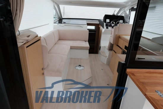 Sealine C335V usado à venda