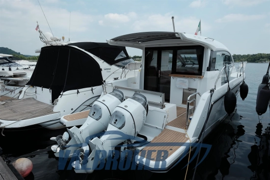 Sealine C335V usado à venda
