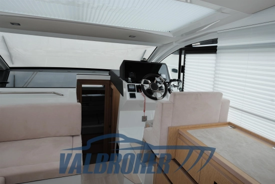 Sealine C335V usado à venda