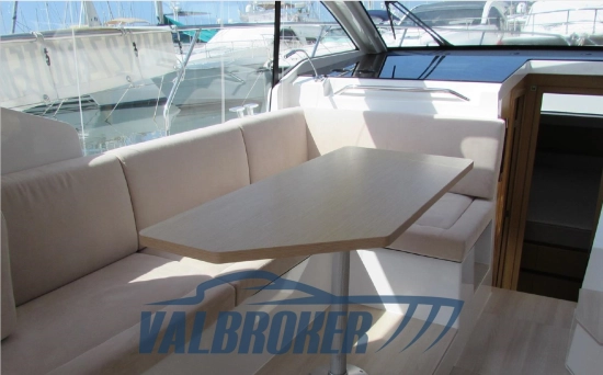 Sealine C335V usado à venda