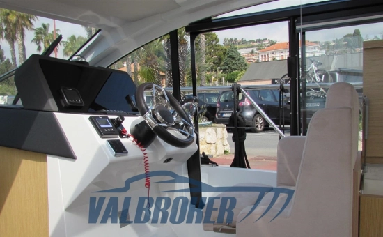 Sealine C335V usado à venda