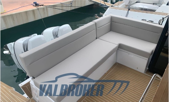 Sealine C335V usado à venda