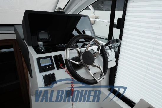 Sealine C335V usado à venda