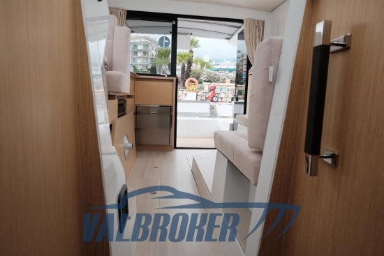 Sealine C335V usado à venda