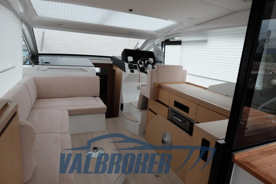 Sealine C335V usado à venda