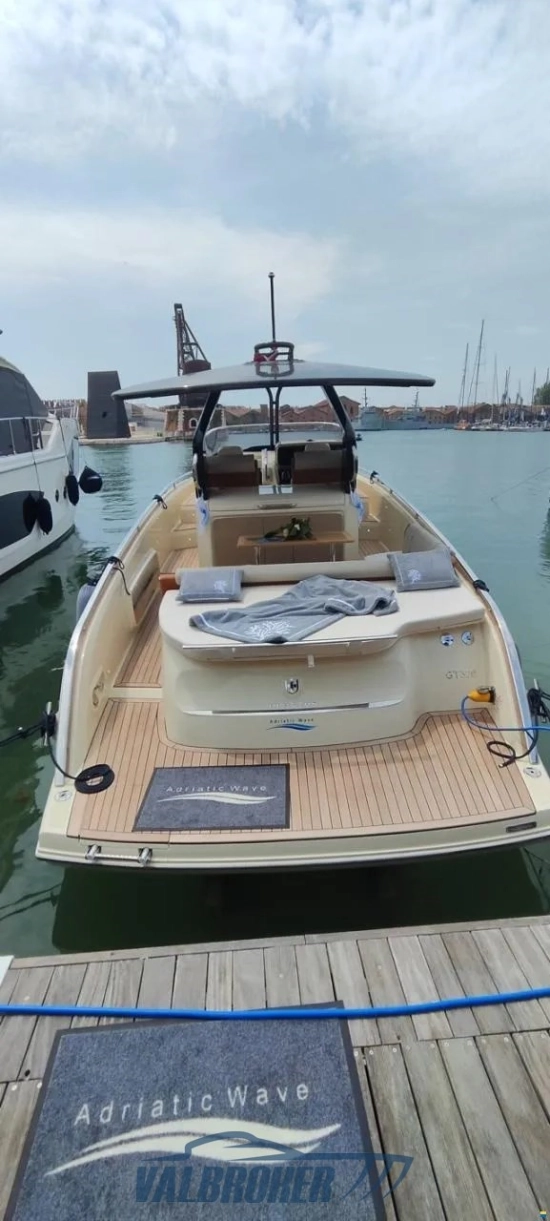 Invictus Yacht GT320 usata in vendita