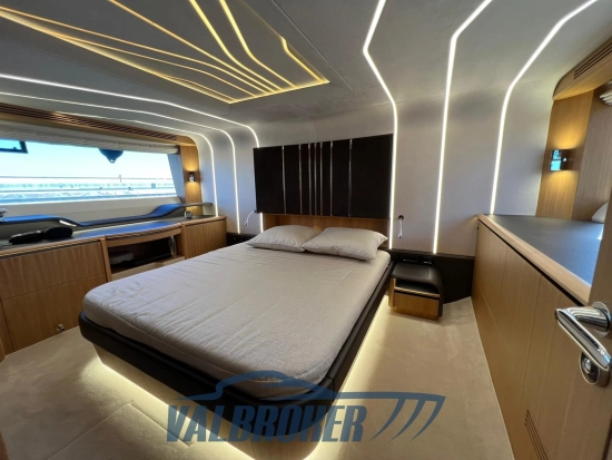 Galeon 680 FLY usado à venda