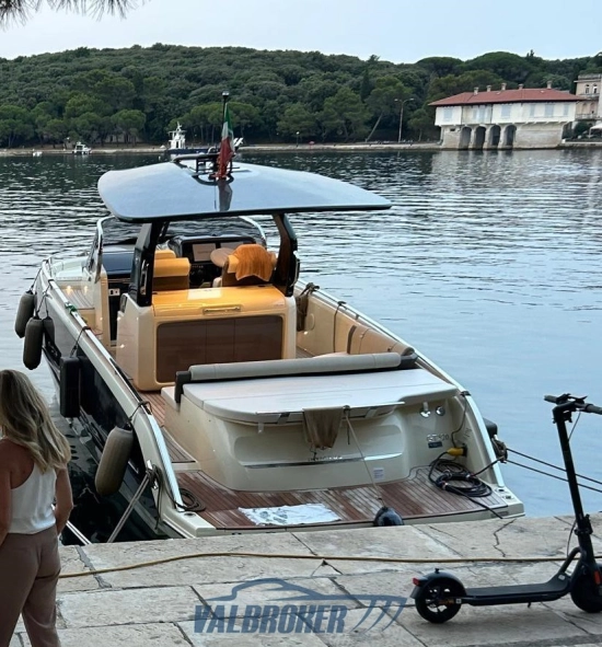 Invictus Yacht GT320 usata in vendita