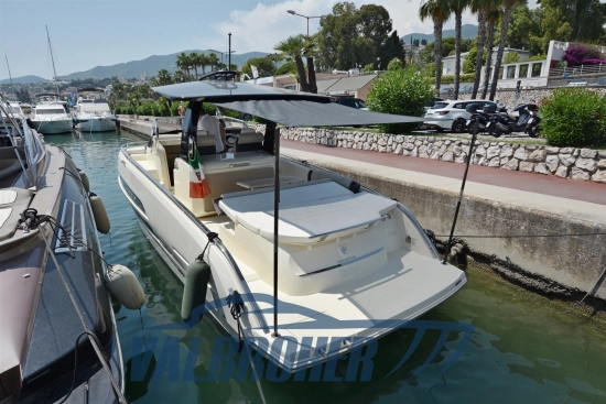 Invictus Yacht GT320 usado à venda
