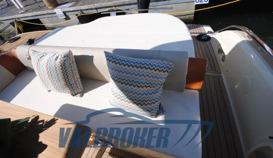 Invictus Yacht GT320 usado à venda