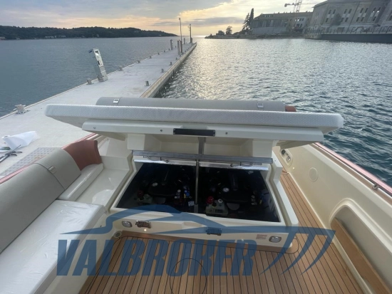 Invictus Yacht GT320 usado à venda