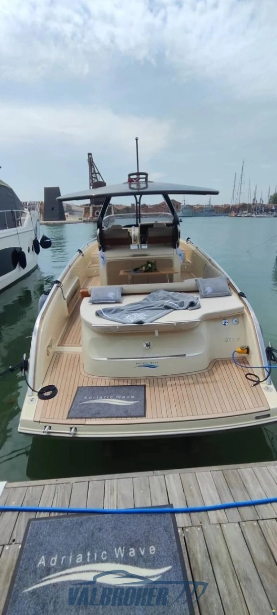 Invictus Yacht GT320 usado à venda
