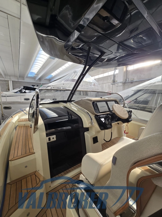 Invictus Yacht GT320 usado à venda
