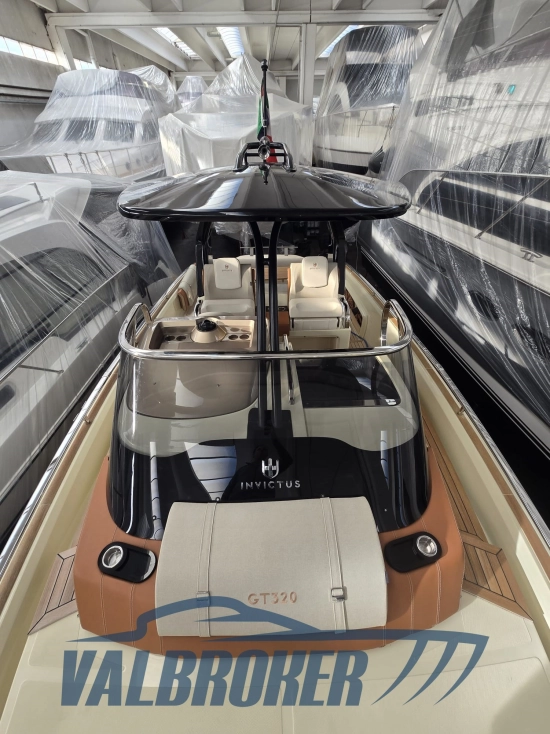 Invictus Yacht GT320 usado à venda