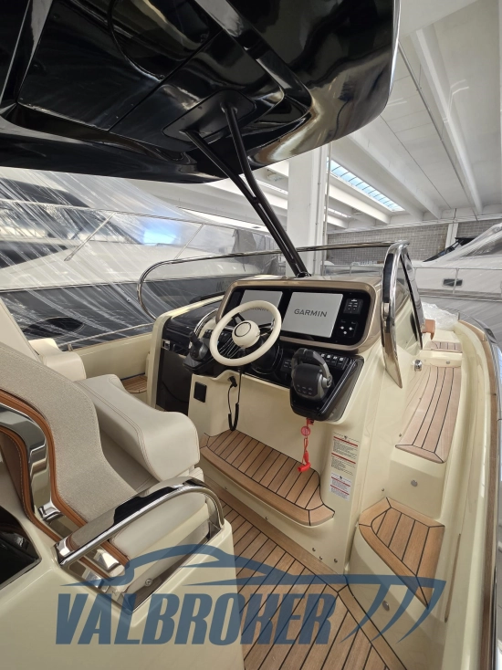 Invictus Yacht GT320 usado à venda