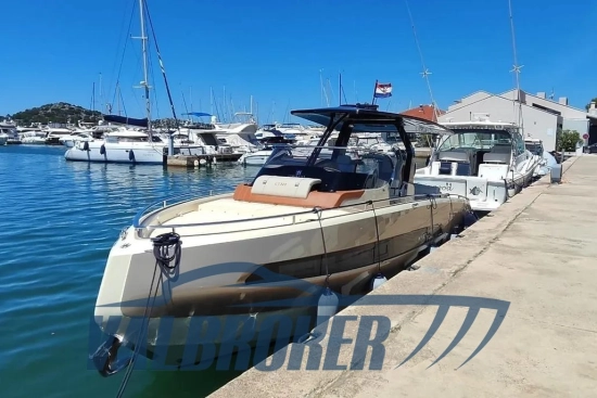 Invictus Yacht GT320 usado à venda