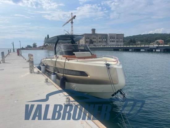 Invictus Yacht GT320 usado à venda