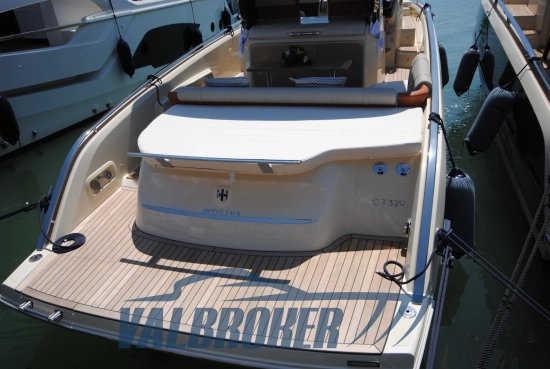 Invictus Yacht GT320 usado à venda