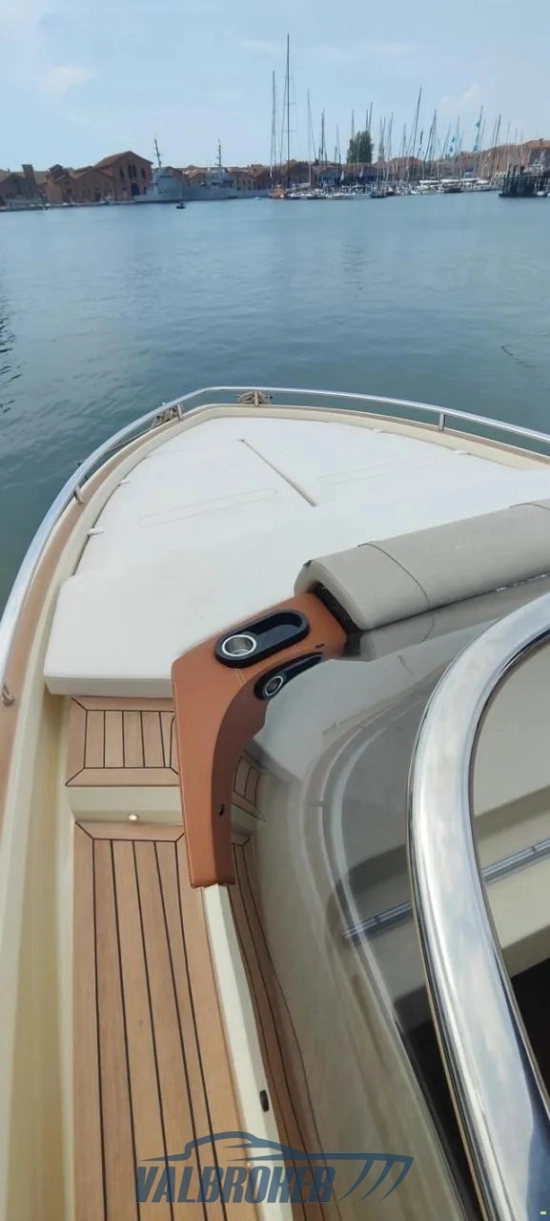 Invictus Yacht GT320 usado à venda