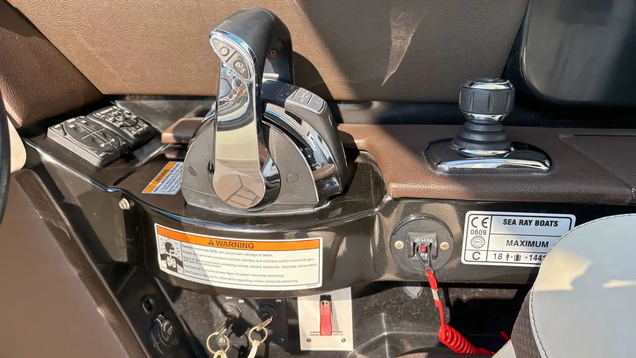 Sea Ray SLX 350 usata in vendita